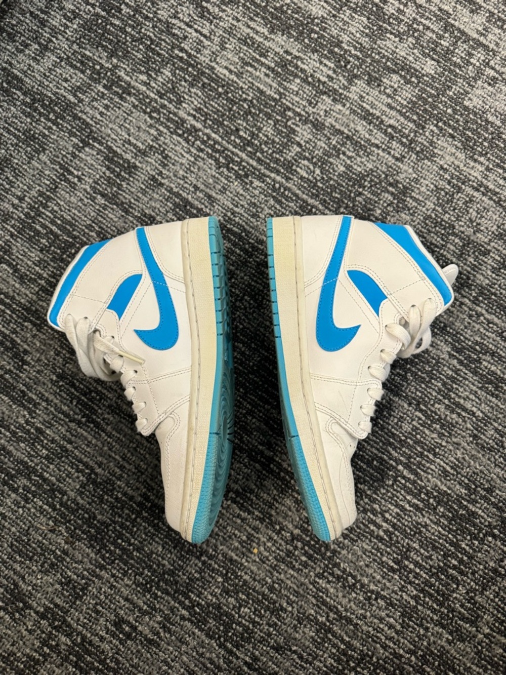Air Jordan 1 Mid "UNC" Sneakers - Picture 4 of 9